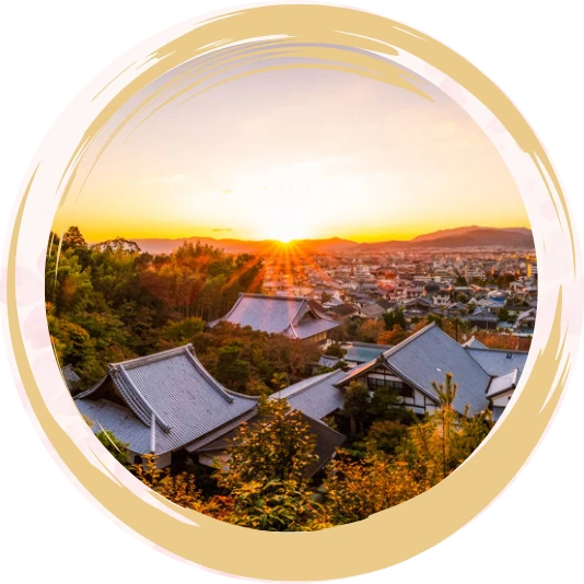 Coucher de soleil sur les toits d'un quartier de Kyoto, dans un cercle doré en coup de pinceau