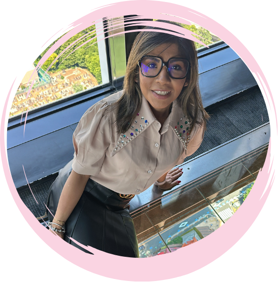 Portrait de Tania, fondatrice de DreamChase Travels, souriante, dans un cercle rose en coup de pinceau